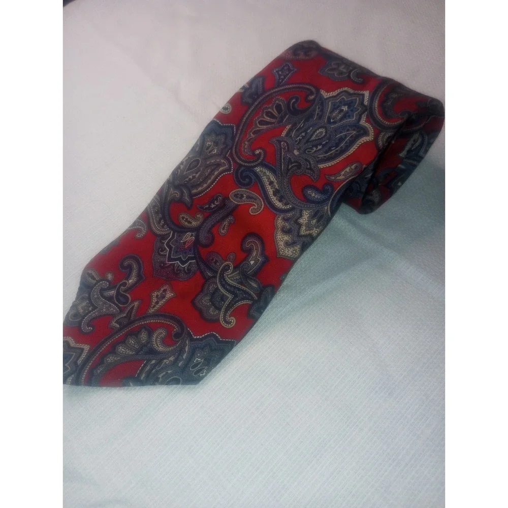 Essex Row Vintage Red Multi Color Paisley Silk Classic‎ USA Rn 43170